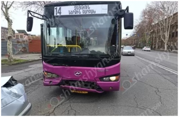 Երևանում բախվել են թիվ 14 երթուղին սպասարկող ավտոբուսն ու Toyota-ն, BMW-ն, Ford-ը